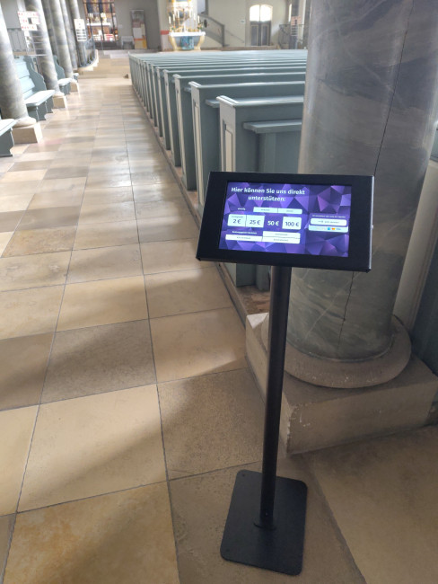 Spendenterminal in der Kirche